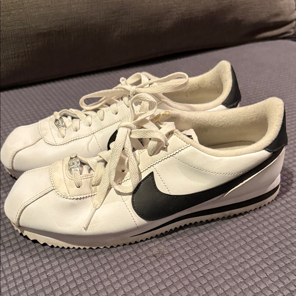 Nike Men’s White and Black Retro Sneakers